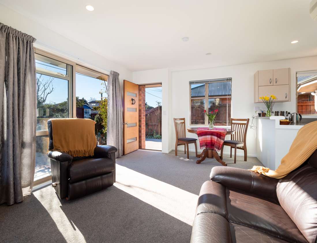 spreydon 2房 separate and sunny townhouse