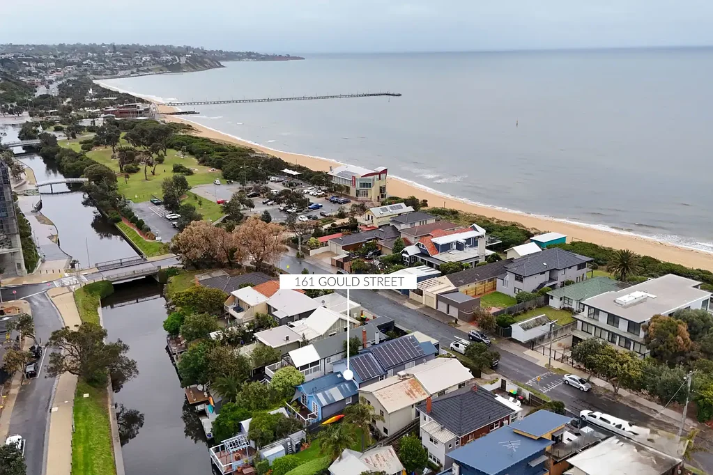 Frankston 5房 水岸双居布局 425sqm占地 私人码头 双车位车库 太阳能系统 步行商圈学校 Time to treat yourself to a Lifestyle Change