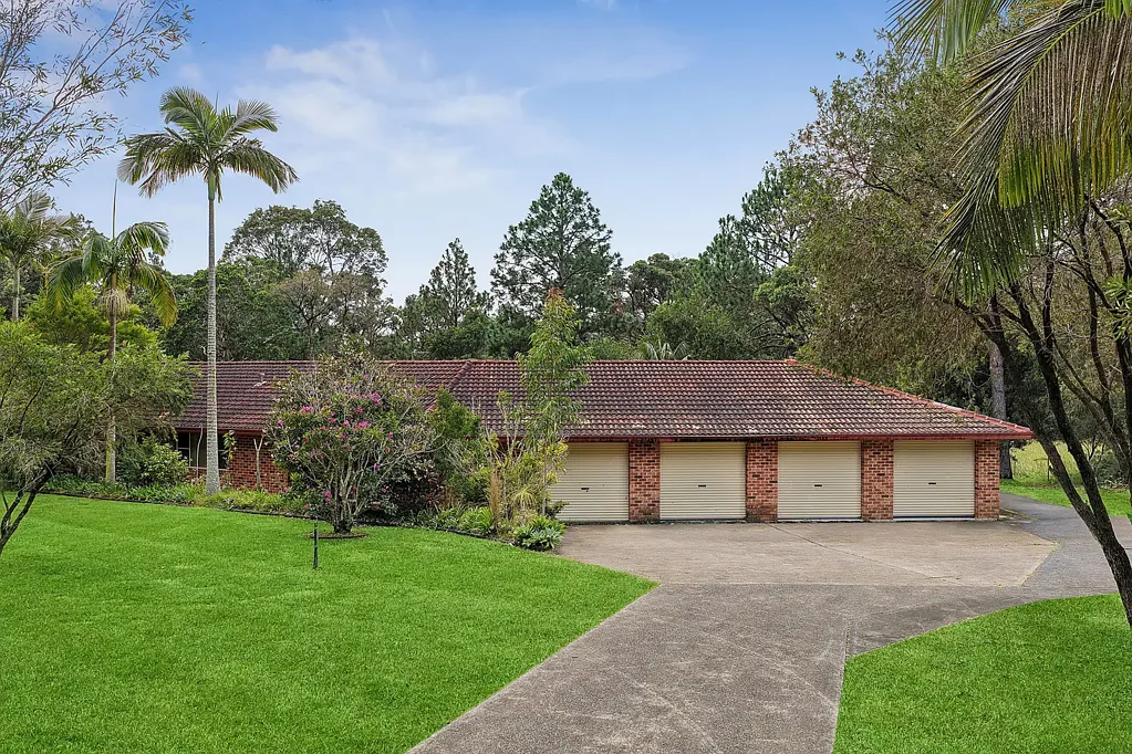 Tumbi Umbi 5房  Single level brick home on 2.5 acres ready for a full renovation