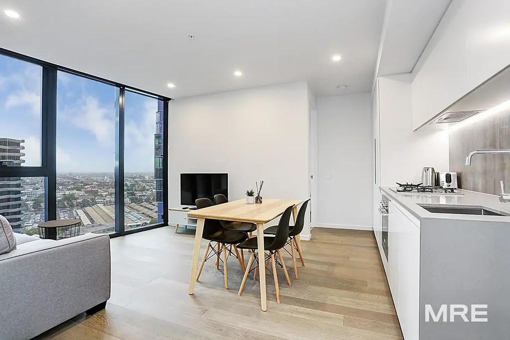 Spacious fully furnished apartment in the heart of the CBD