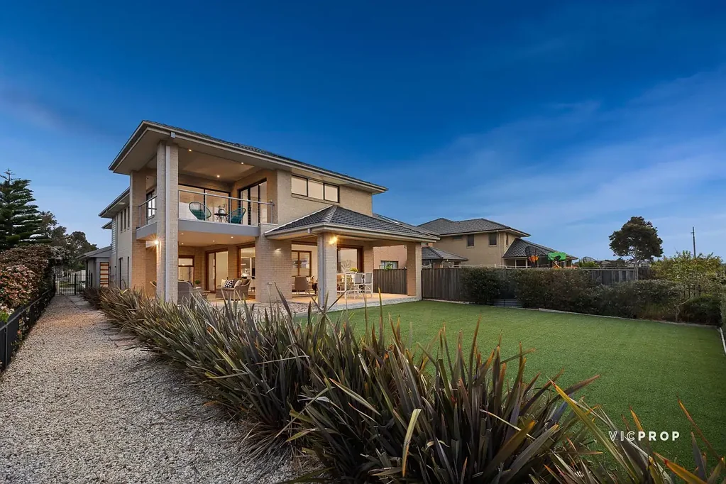 Point Cook 5房 显赫地段 海滨瑰宝 优雅豪宅 5卧尊享  湖景环绕  宽敞露台  精致装修  奢华生活体验 Another World of Waterfront Living