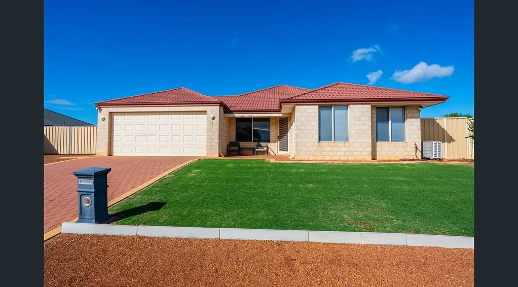 Welcome to 8 Lifford Street, Utakarra