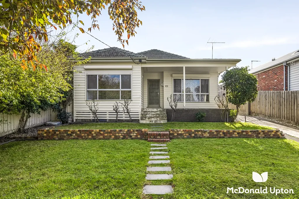 Pascoe Vale South 3房 大片地块潜力  紧邻Moonee Ponds Creek  三卧宽敞  开放式现代厨餐  朝北庭院双娱乐  近步桥商圈  邻近公园学校 Classic Proportions & Scope to Start Anew