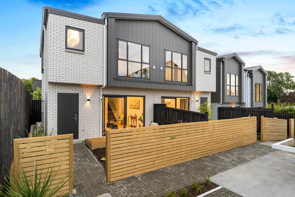 2/1 Edgewood Way, Henderson, Waitakere City