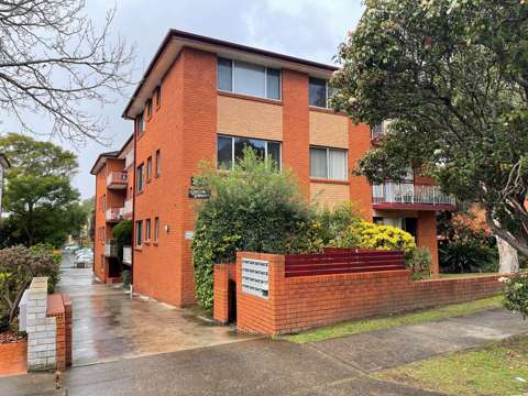 LARGE 3 BEDROOM UNIT - WALK TO ALL AMENITIES