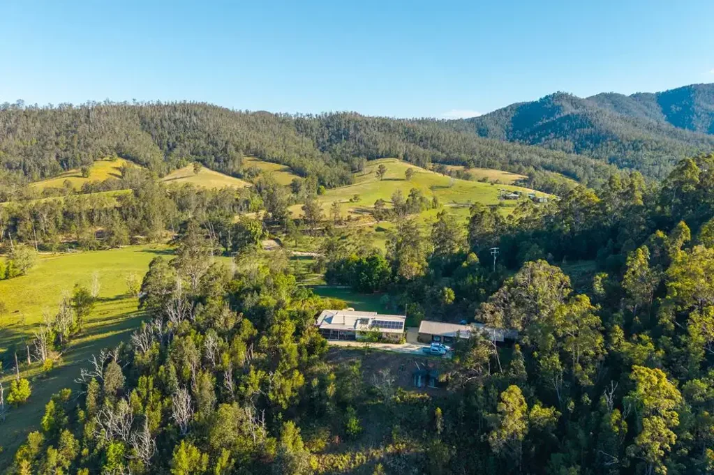 South Arm  VALLEY VIEWS, RIDING TRAILS, SWIMMING HOLES