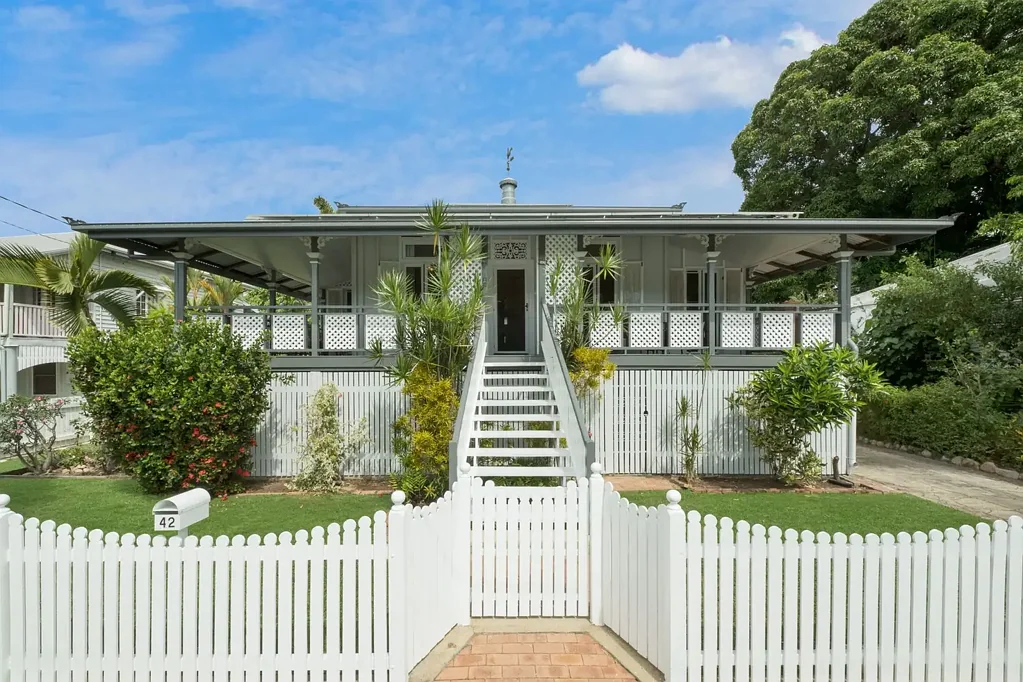 Fully furnished charming 4-Bedroom Queenslander