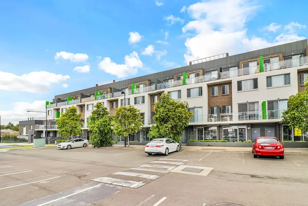 Modern One Bedroom Unit in an Ideal Ropes Crossing Position!