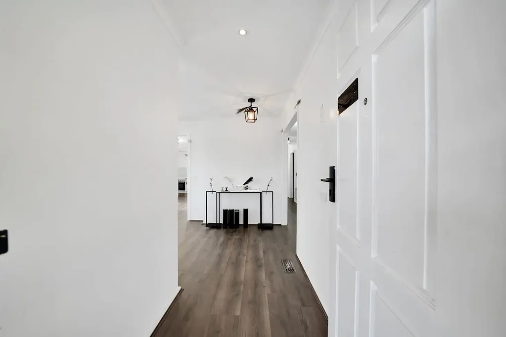 Melton South 3chambre THE BRIEF: Spacious Family Home with Huge Side Access, Prime Location & Fully Furnished