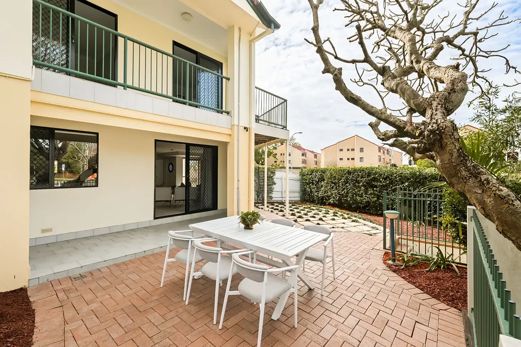 Toowong 2房 258平米联排别墅 精品综合楼 布里斯班河畔 现代厨房 全屋空调 大型庭院 Rare 258sqm Townhouse with Exceptional Outdoor Space & Future Potential