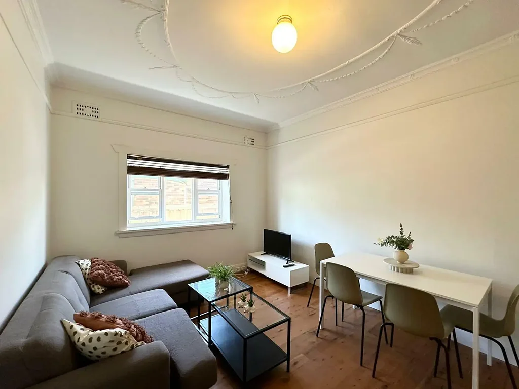 Spacious 1 Bedroom Apartment + Sunroom