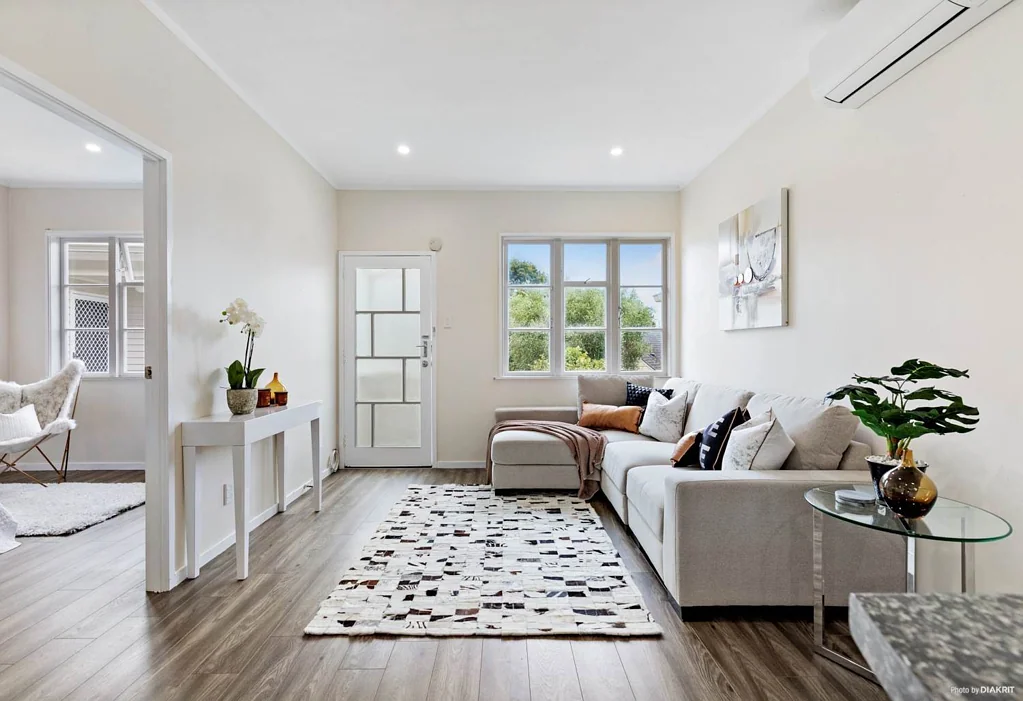 Modern unit in Greenlane!