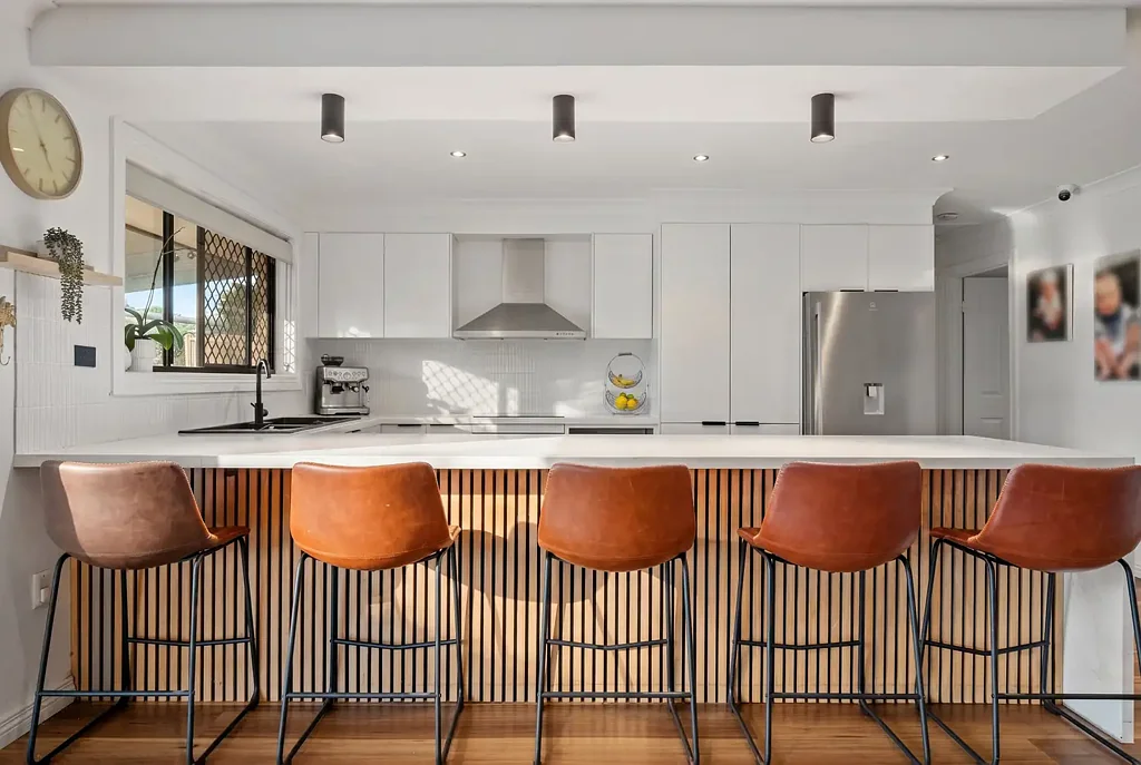 Broadbeach Waters 4غرفة نوم Exceptional Value. Prime Position. Must Be Sold.