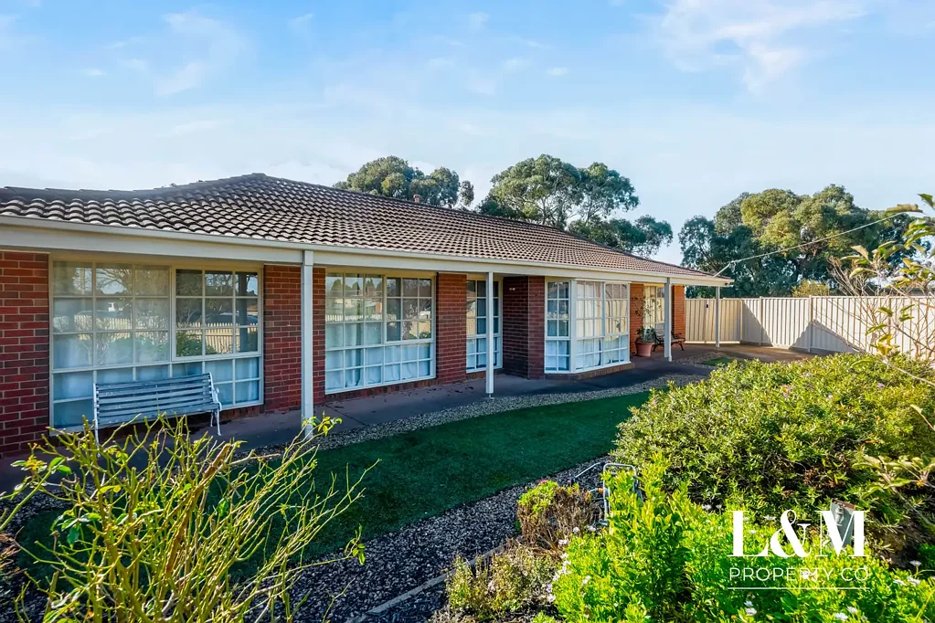 Craigieburn 4房 宽敞庭院 655m²地块 四卧主卧套房 舒适核心区 优质电器 遮盖户外区 节能太阳能 全年舒适 便捷生活设施 家庭首选 Safe & Spacious on 655m² Land