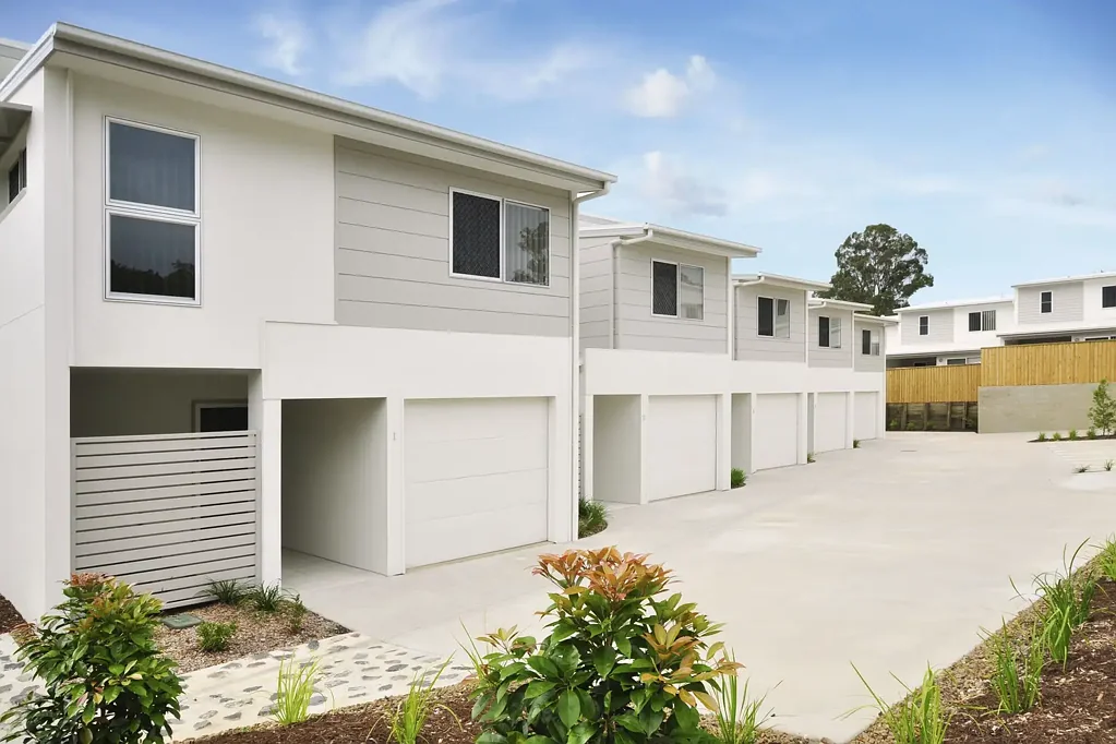 LARGE 2 BEDROOM 2 BATHROOM  TOWNHOUSE + STUDY