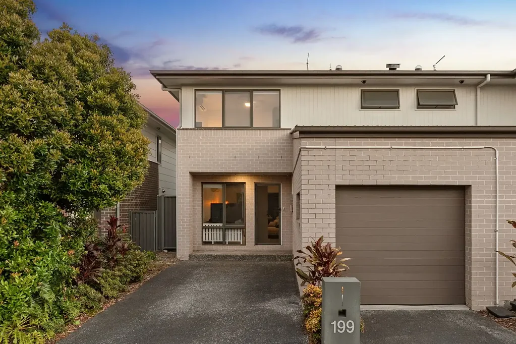Richlands 3Moenga Spacious 3-Bedroom Townhouse with 3-Car Accommodation, Side Access & Exceptional Convenience - Call Sam Maleki