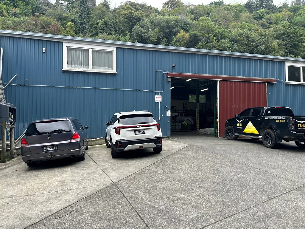 Napier Hill  Tidy secure warehouse - fringe CBD