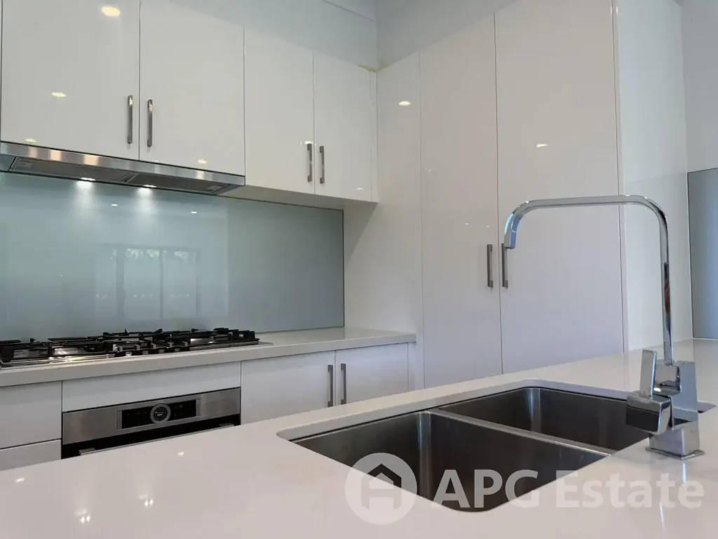 Modern 4-Bedroom Townhouse with 4 Ensuites in Prime Clayton Location