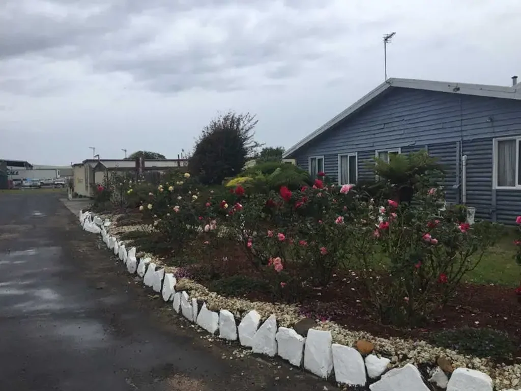 Minutes walk to the beach - Please Call (03) 6427 8886 or 0418 218 731 for inquiries