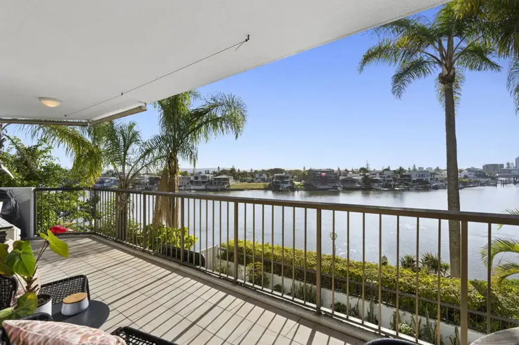 Surfers Paradise 2 Bedroom BREATHTAKING RIVER VIEWS - OVERSIZED BALCONY - CONVENIENT LOCATION