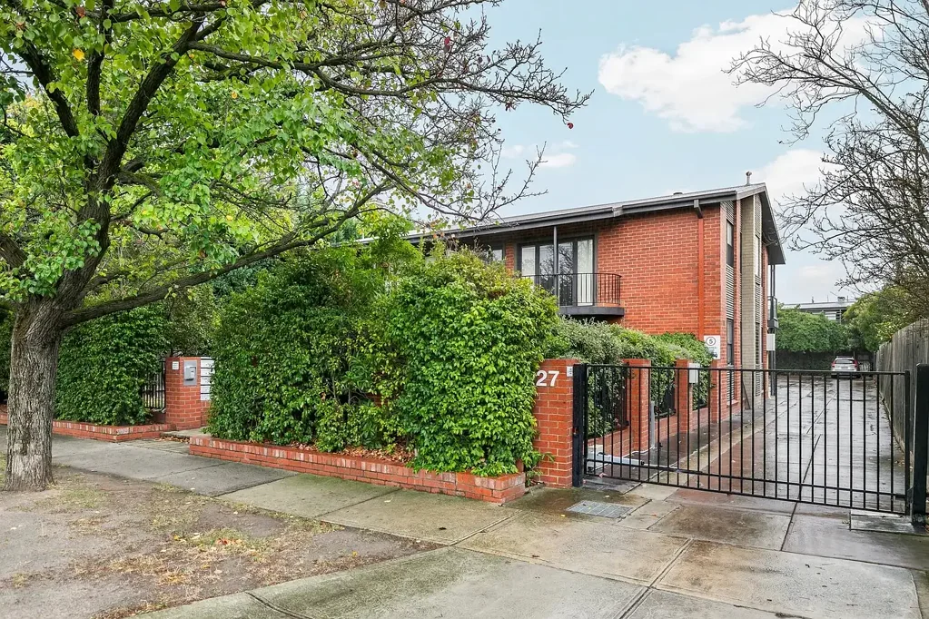 Stylish Studio Living in Prime Coburg Location - UNFURSHIED