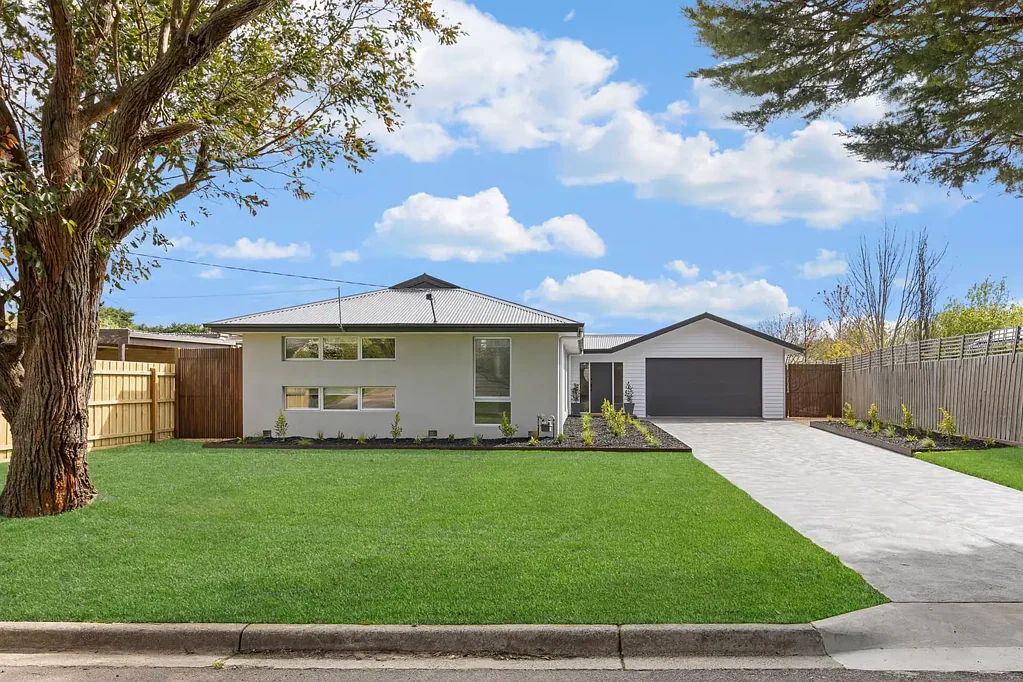 New Gisborne 3Moenga Renovated Family Excellence on 887m² (Approx.)