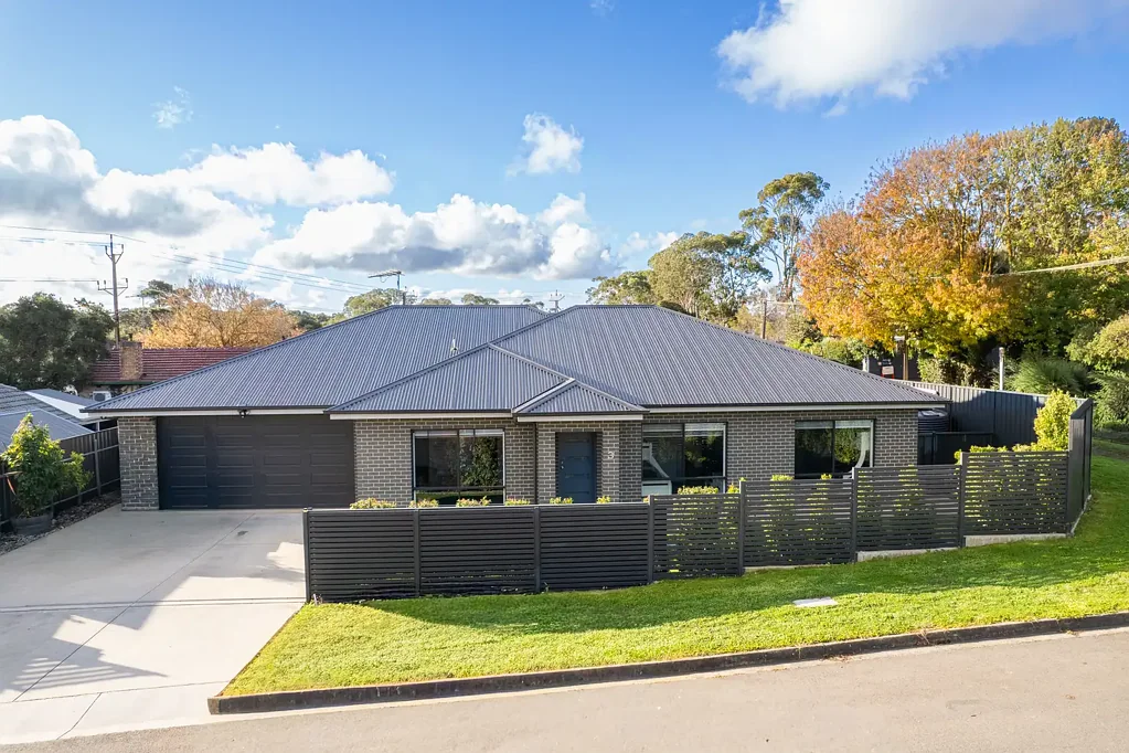 Mount Barker 4ห้องนอน Ultimate Family Home with Rare Side Access to a Shed Worth Talking About.