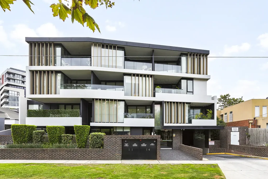 Elsternwick 2房 现代综合体内 设计精良公寓 开放式起居空间 充足自然光线 无缝室内外连接 气派落地窗 私人阳台 燃气灶烤箱洗碗机 欧洲洗衣房 分体式冷暖 安全对讲机 指定停车位 储物笼 便利生活 公共交通选择 Lifestyle & Convenience