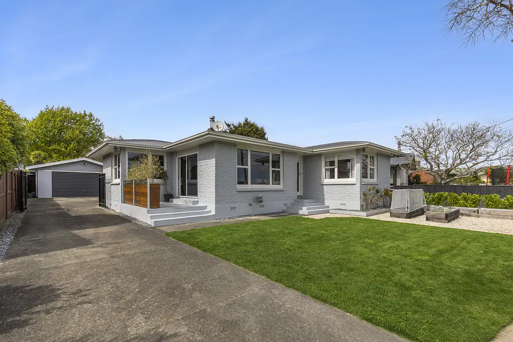 Stoke 3房  A Modernised Kiwi Classic!