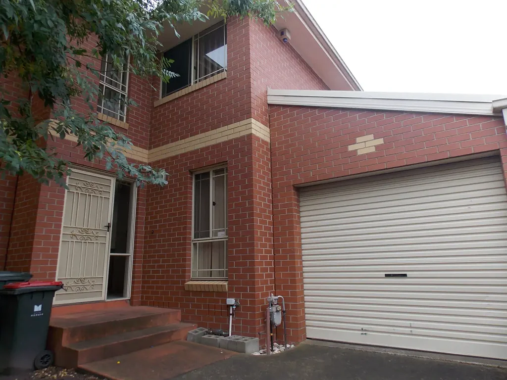 SPACIOUS TOWNHOUSE AND WALKING DISTANCE TO ALL AMENITIES
