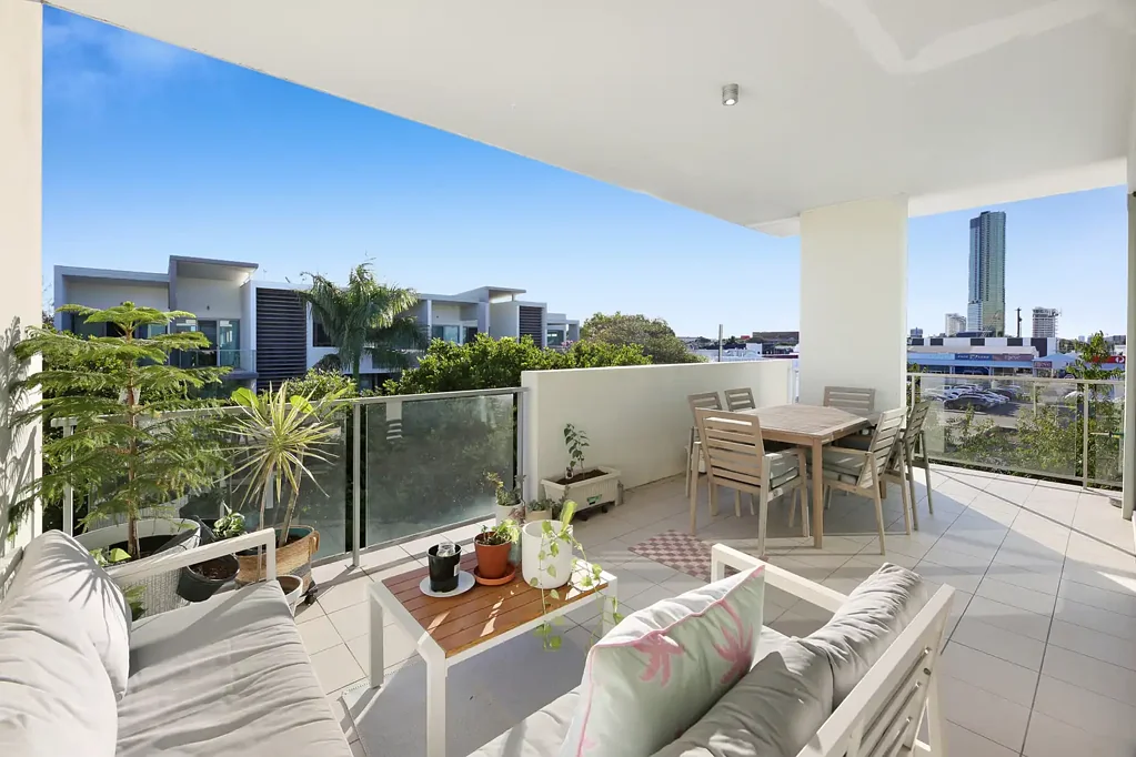 Mermaid Beach 2房  Light-Filled Coastal Living with Skyline & Hinterland Views