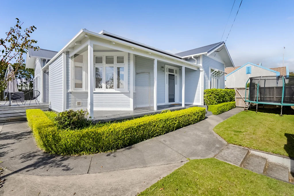 New Plymouth Central 4침실 Modern Living with Timeless Villa Charm...