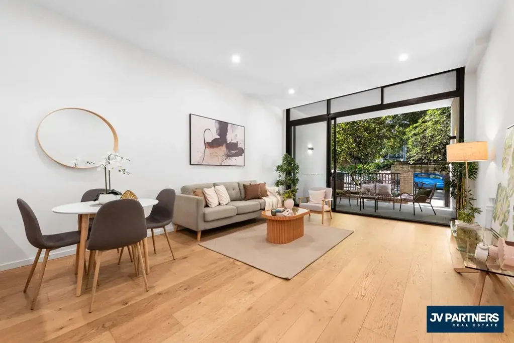 Waterloo 2 Bedroom Extra-Large Parkfront 2-Bedroom Apartment with Private Courtyard