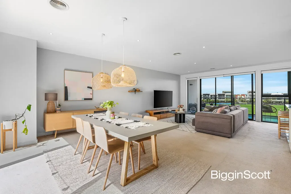 Mulgrave 4房 Waverley临街三层 采光充足庭院 通风客厅Smeg电器 开放式阳台 操场景观卧室 双车库便利 FAMILY FUNCTIONALITY WITH OVAL FRONTAGE!