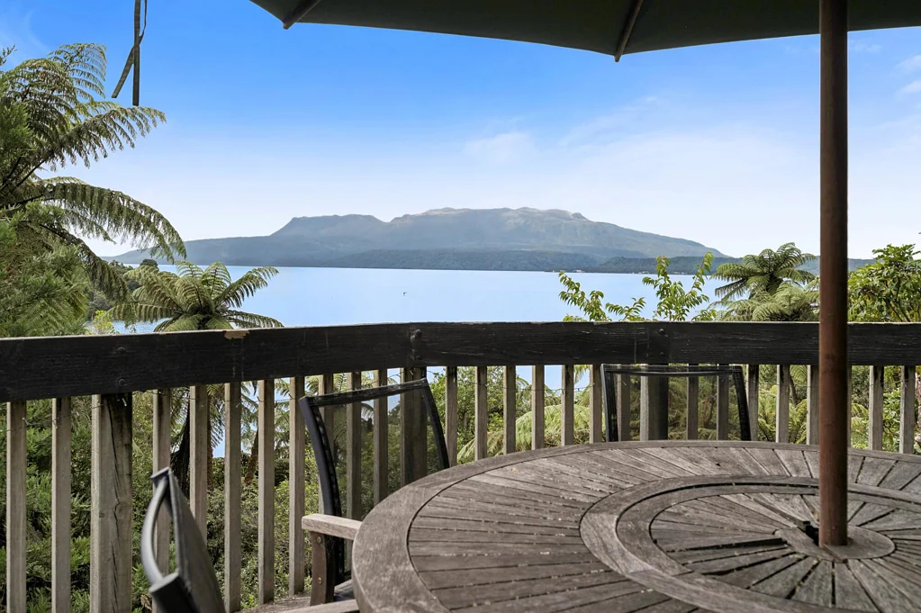 Lake Tarawera 4침실 Waterfront Lake Tarawera – Great Value Opportunity