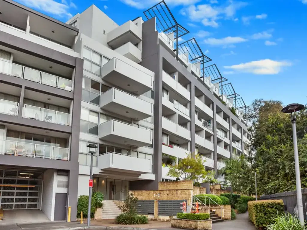 STYLISH AND SPACIOUS SPLIT LEVEL TWO BEDROOM APARTMENT