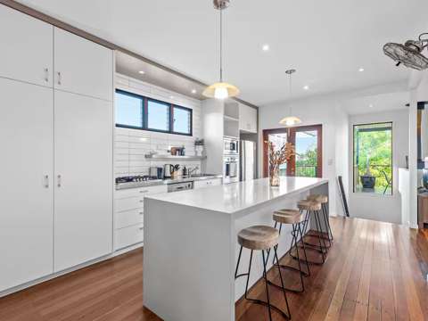 Woolloongabba 4 Bedroom Expansive Dual-Level Queenslander in Prime Inner-City Location