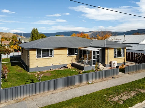 Cromwell 3房  Solid Home on Prime Corner Site!