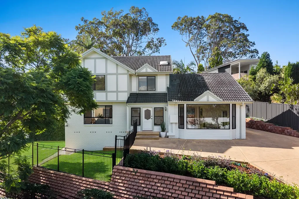 Eleebana 4房  Elevated Family Living with Sweeping Lake Macquarie Views