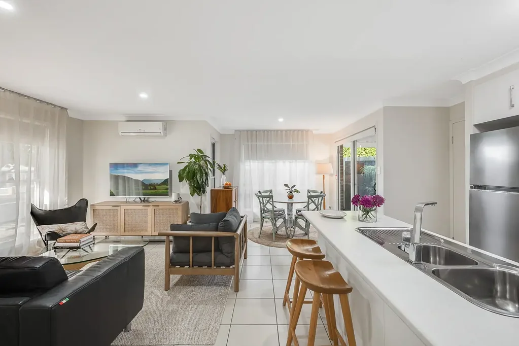 Flexible, Fully Furnished and Ready to Move-in!