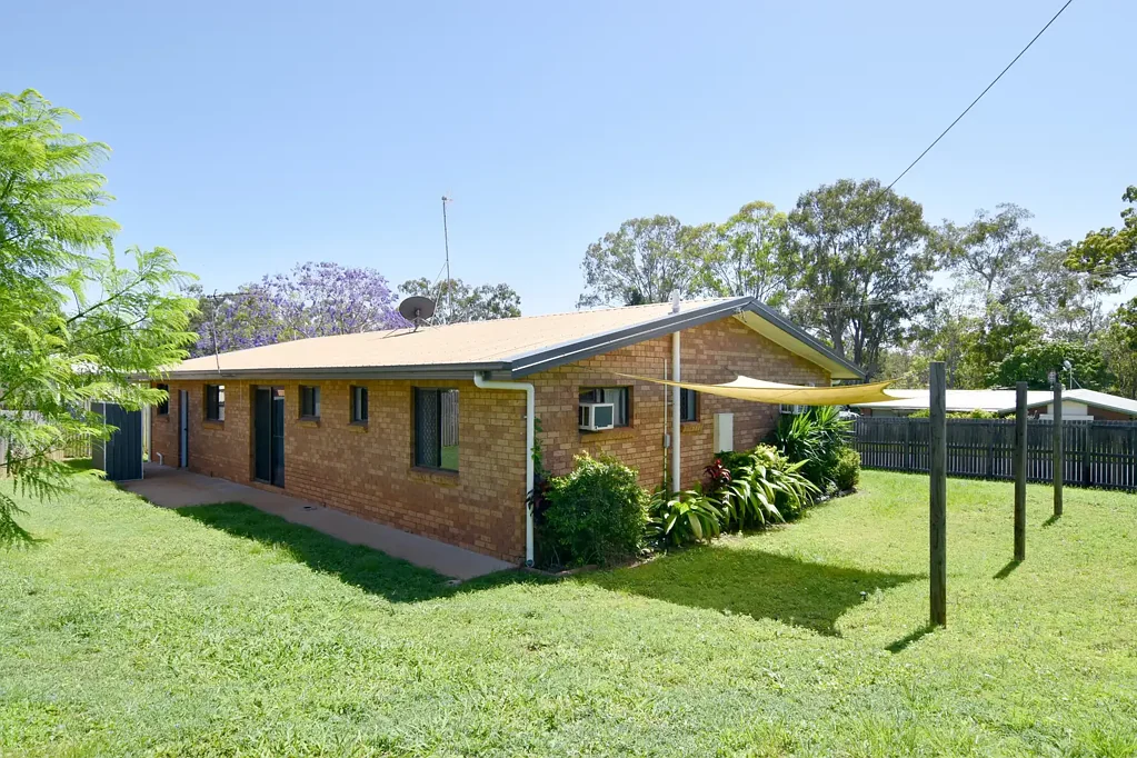 LOWSET BRICK THREE BEDROOM FAMILY HOME IN SEAVIEW HEIGHTS