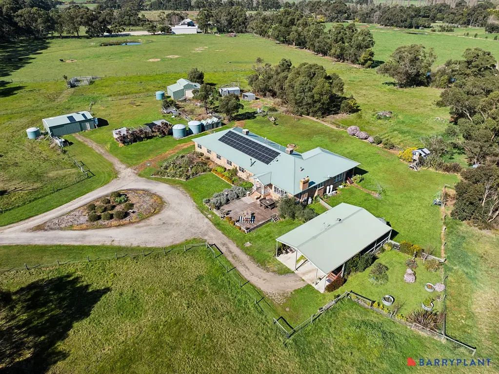 Bass 8 Bedroom Dual Occupancy on 12.49 Acres!
