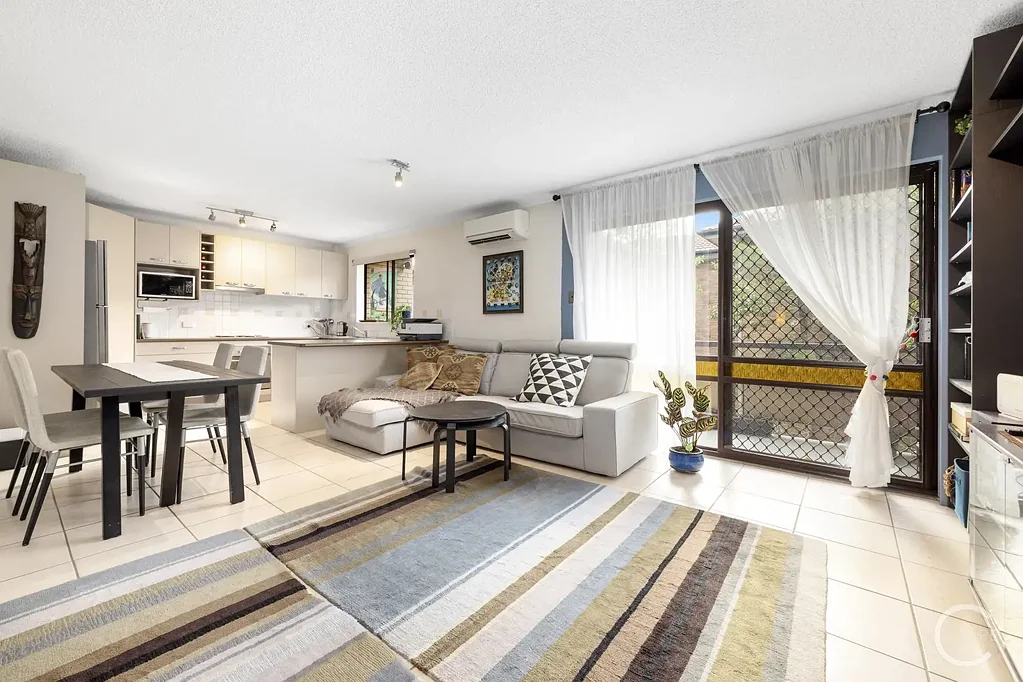 Beautifully Presented Apartment - Central Location