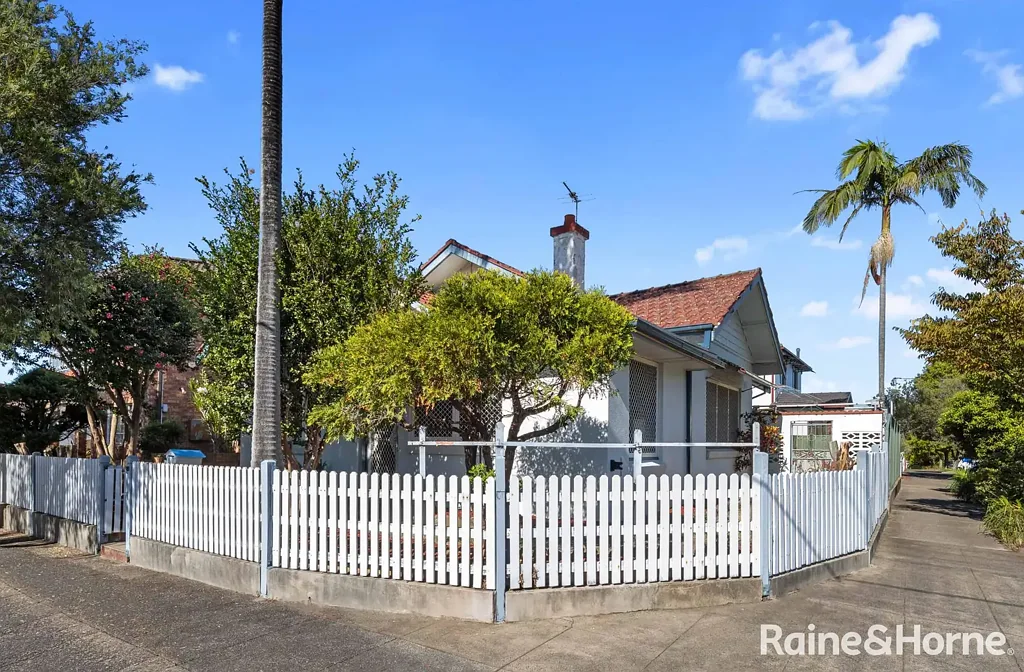 Marrickville 4房 街角地块阳光充裕 四卧宽敞低维护后院 便捷交通近学校 潜力无限可改造 Auction Onsite Wednesday 6.00pm