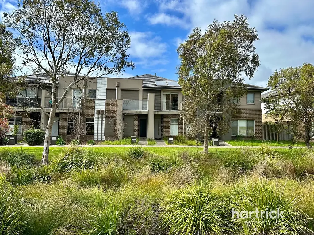 MODERN TOWNHOUSE WITH PARKLAND FRONTAGE