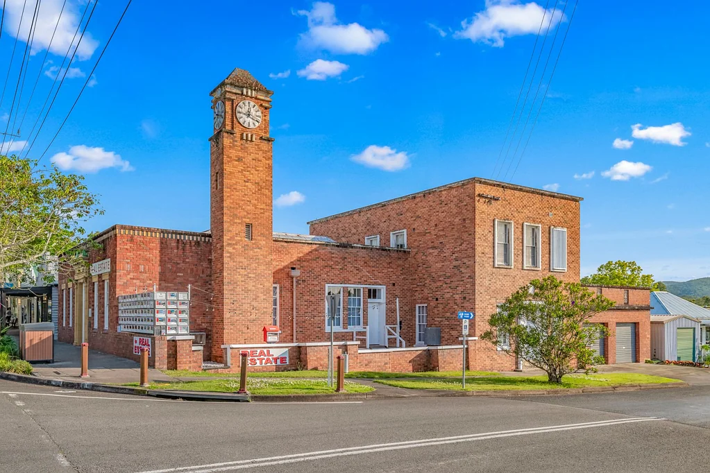 Stroud 5 Bedroom A Rare Gem: Historic Blend of Commercial and Spacious Renovated Residence