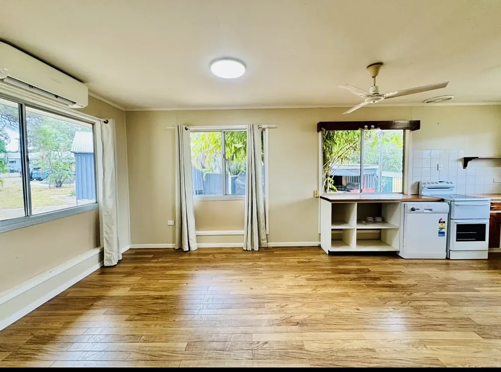 SPACIOUS LOWSET HOME IN QUIET, FRESHLY PAINTED IN CUL-DE-SAC