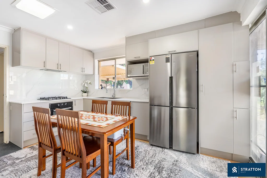 Maddington 3部屋 Fully Renovated Spacious 3-Bedroom House on 685sqm Block with R20/30 Zoning and Subdivision Potential!!