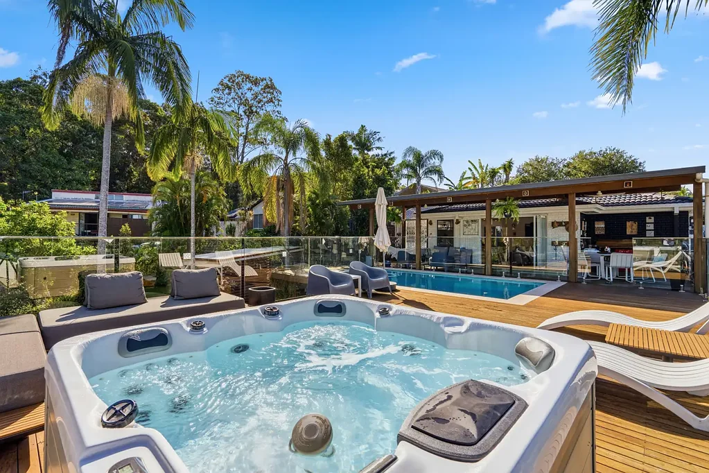 Currumbin Waters 4房  Rare Cul-de-sac Living with Poolside Entertainment and Permanent Green Outlook
