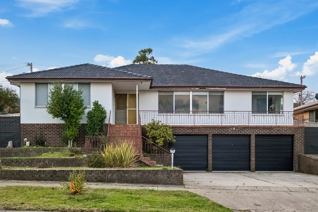 Spacious Family Living with Tradie Workshop, Outdoor Kitchen